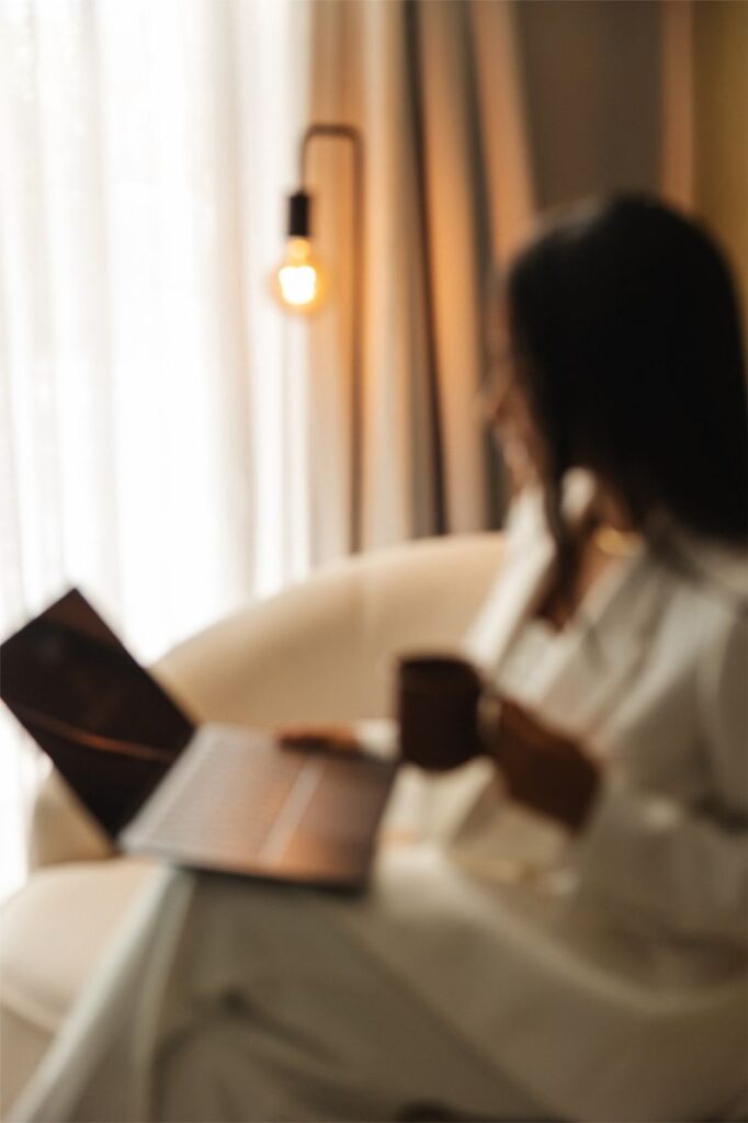 Frau tippt entspannt am Laptop – online Geld verdienen ohne Social Media